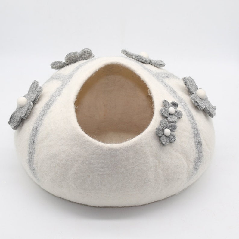 Handmade Wool Petal Design Cat Bed – 50 cm Wool Felt Cat House