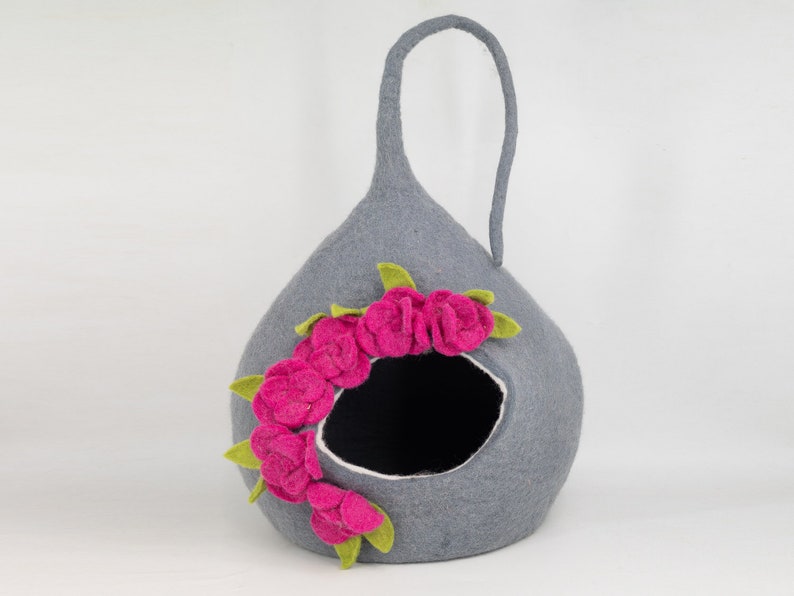 Handmade Wool Tendril Cat Cave Bed – 40 cm Felted Cat House with Pink Flowers