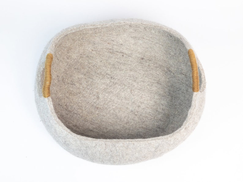 Handmade Wool Felt Cat Basket Bed – Cozy Pet Basket for Cats & Kittens